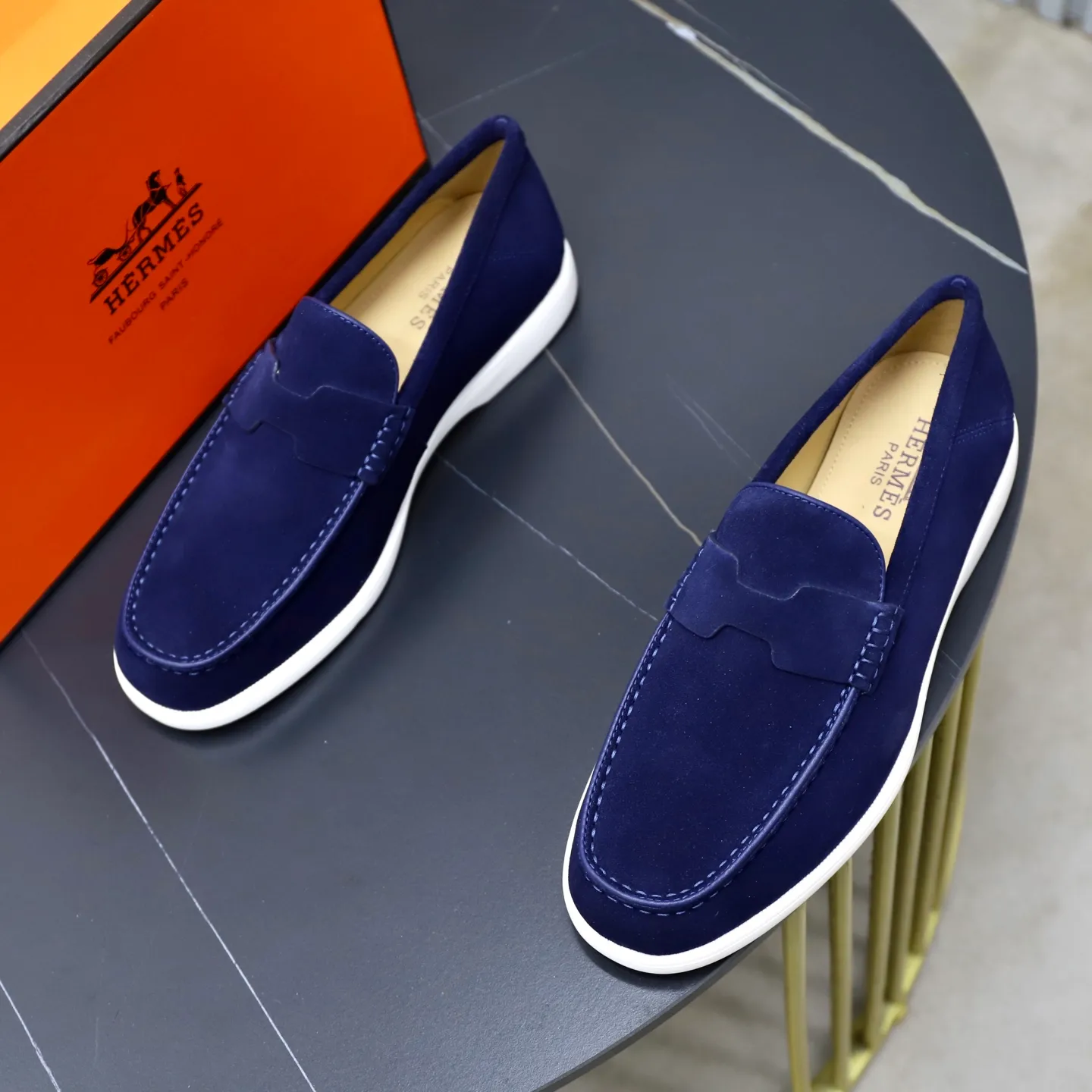 Ex-factory price: 540💰Hermès/Hermès slip-on men's shoes. This shoe is made of imported cow suede leather, with simple and smooth lines, and a 3CM rubber foam ultra-light sole combined with aerodynamic design! Youthful and fashionable, H button decoration, contrasting leather embellishment on the heel, calf lining to gently wrap your feet, with embossed logo cowhide feet, leather rock strips, casual and urban style, highlighting youthful vitality, sports and leisure version, super versatile Size number: 38-39-40-41-42-43-44 Standard leather shoe size (45 can be customized but does not support returns)
